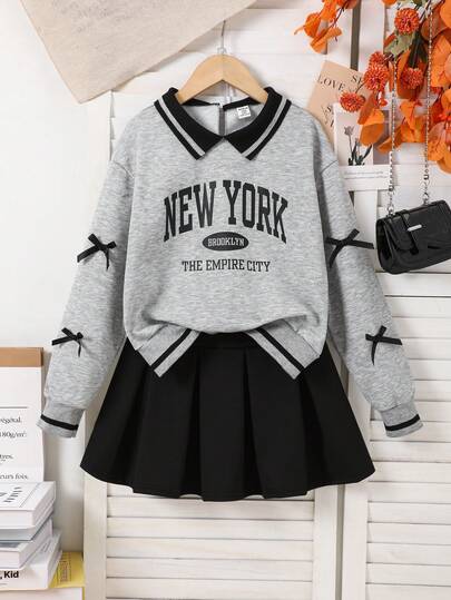 Genkimix Kids 两件套少女学院风翻领卫衣，英文印花，搭配时尚百褶裙，袖口饰有撞色缎带和蝴蝶结，舒适针织面料，充满青春活力，适合上学或休闲穿着。