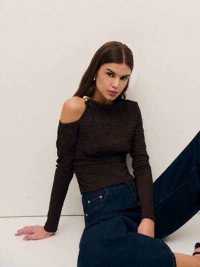 Nöista 这款上衣采用镂空和褶皱细节设计，打造优雅现代的造型，是女士春假服装的理想之选，也是时尚派对造型、节日生日装扮和精致情人节的完美之选。