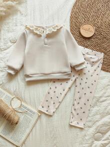 SHEIN Vintaside Kids 2 件女婴罗纹领荷叶边长袖运动衫 + 花卉印花裤套装，可爱甜美搭配休闲装，配有纽扣后背上衣和长裤 - 杏色 - 查看 2