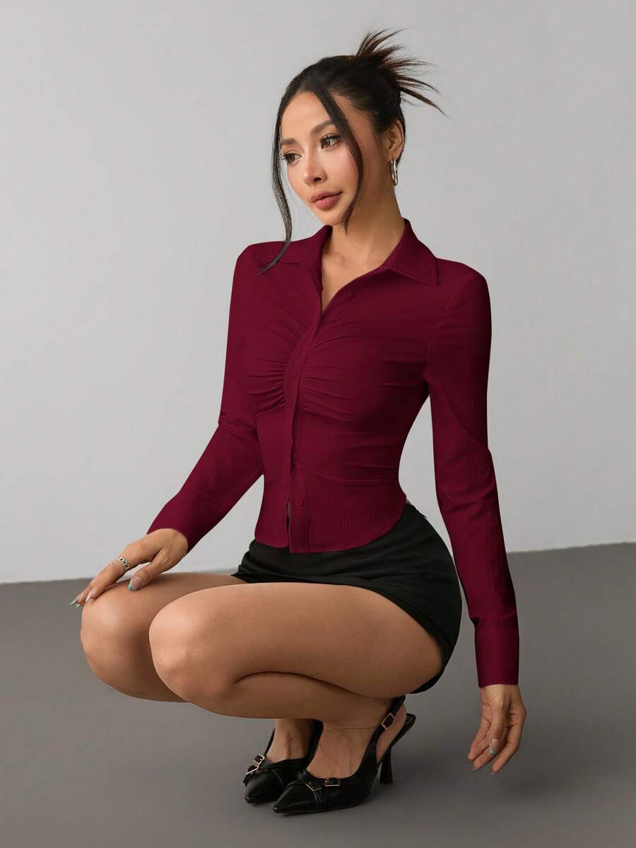 SHEIN PETITE Áo sơ mi nữ mùa hè kiểu mới, thích hợp mặc đi làm hàng ngày, vạt áo nhọn, ngực nhún, cổ đứng, cài cúc đơn, tay dài, ôm sát, màu trắng, áo đỏ, chủ đề Giáng sinh, áo đỏ cho nữ, áo Giáng sinh cho nữ - Màu Đỏ Sâu - Xem 1