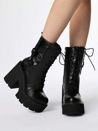 Stivali alla caviglia da donna in stile gotico con platform spesso, decorati con fibbie doppie in metallo scuro, tacco alto stile punk rock, cerniera laterale e allacciatura, stivali al polpaccio