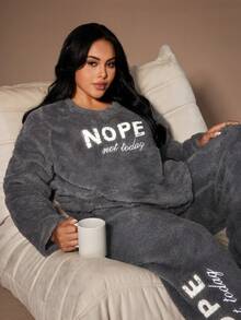 Lazeform 大码女士舒适蓬松睡衣套装，双面抓绒，字母刺绣，休闲圆领女士家居服套装，舒适套装，女士冬季服装 - 深灰色 - 查看 8