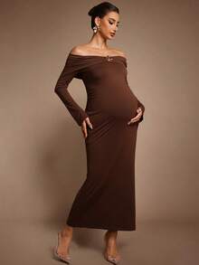 MaterniChic فستان أنيق مناسب للحوامل، بأكمام طويلة وياقة مكشوفة الكتف، مزين بزخارف معدنية ثلاثية الأبعاد على شكل زهور - بني - مشاهدة 4