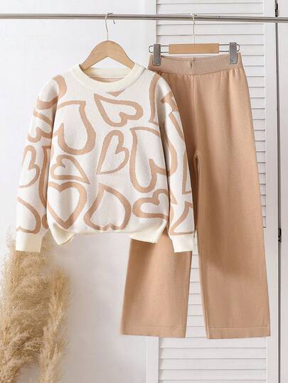 Sparklyn Tween Girls' Sweet And Cute Casual Commute Style Jacquard Heart Knitted Pants Set, 2025 Autumn & Winter New Fashion Kids' Knitted Sweater Top + Pants Two Pieces Set, Outer-Wear Sweater Outfit, Suitable For Commute & Daily Wear Girls Sweater Sets Tween Matching Set Knit Girls Spring Autumn Suit Sweatshirt Tween Girl Preppy Clothes For Kids Girls Spring Suit All Over Floral Pant Set Straight Pants Suit Knit Matching Set Long Sleeve Set Girl Sweater Set