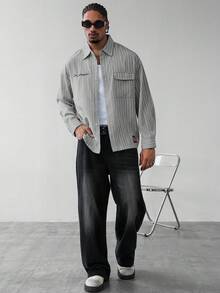 Manfinity EMRG 男士落肩长袖前开襟条纹休闲百搭衬衫，男士复古条纹衬衫，内搭 Luffian 上衣外套，技工纽扣衬衫，灰色男士条纹衬衫 - 灰色 - 查看 3