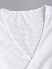 Sweetra Maglietta bianca da donna con scollo a V asimmetrico, vita incintata e pieghe, decorata con anello metallico, adatta per l'autunno - Bianco - Visualizzare 5
