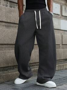 Manfinity Hypemode 男士休闲宽松运动裤，适合日常休闲穿着、周末出游、朋友聚会、旅行等轻松的社交活动。这款裤子是男士衣橱中必备的百搭单品，也是送给男朋友或老公的绝佳礼物。 - 深灰色 - 查看 5