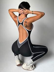 Dewbera Nahtloser, hochdehnbarer Sport-Fitness-Jumpsuit, Kontrast-Farbdesign in Schwarz und Weiß mit rückenfreiem Jacquard-Design