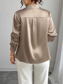 Elenzga Kemeja Satin Elegan Wanita Ukuran Besar Warna Polos Lengan Manset Kancing Tunggal - Light Grey - View 2