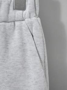 2 件套青少年男童休闲基本款字母印花圆领套头衫和抽绳运动裤套装，设计简洁精致，适合秋冬叠穿 - 淺灰色 - 查看 5