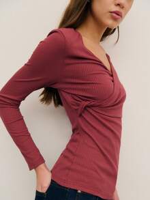 这款长袖罗纹粉色上衣，V 领设计更显优雅，正面扭结细节更添时尚感，为春假增添别致优雅的气息；其柔软贴身的廓形与春假完美搭配，是打造时尚春假造型、休闲春假装扮、生日装扮和优雅庆典的理想之选。 - 酒紅色 - 查看 1