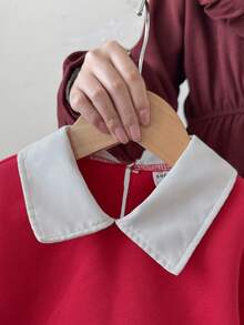 女童秋冬卫衣套装，休闲时尚韩版，简约白领纯色红色长袖圆领两件套卫衣上衣搭配红色格纹百褶迷你裙，两件套，适合秋冬季节和开学季，甜美优雅的休闲学院风，适合日常出行、上学、拍照、度假、派对等场合。红色格纹圣诞套装 - 紅色 - 查看 5