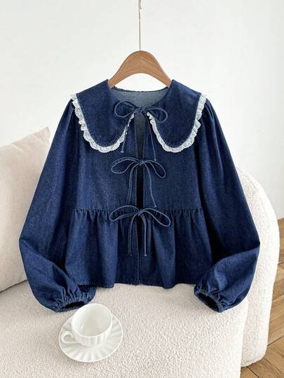 Comfortcana 女士蕾丝边系领牛仔衬衫，舒适保暖，适合秋冬季节穿着。这款牛仔荷叶边上衣采用彼得潘领设计，饰有蕾丝边和蝴蝶结，长袖休闲款式，适合圣诞节、新年、感恩节等各种场合，优雅别致，适合派对等场合。蓝色衬衫，尽显优雅气质。