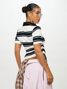 SUMWON WOMEN 徽章细节 Polo 衫，带足球贴花撞色领口，短袖条纹上衣，女士休闲街头服饰 - 黑與白 - 查看 2