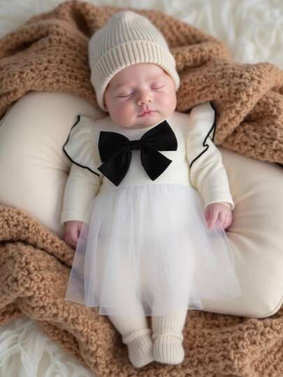 新生女婴甜美优雅连衣裙，蝴蝶结设计，荷叶边袖子，精致可爱，面料柔软舒适，蓬松裙摆，百搭适合任何场合