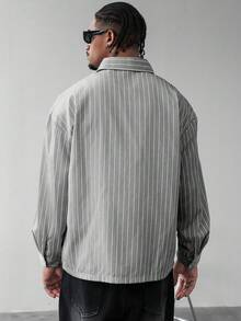 Manfinity EMRG 男士落肩长袖前开襟条纹休闲百搭衬衫，男士复古条纹衬衫，内搭 Luffian 上衣外套，技工纽扣衬衫，灰色男士条纹衬衫 - 灰色 - 查看 2