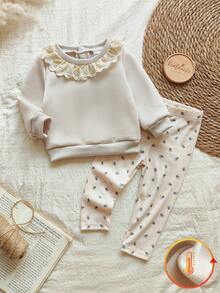 SHEIN Vintaside Kids 2 件女婴罗纹领荷叶边长袖运动衫 + 花卉印花裤套装，可爱甜美搭配休闲装，配有纽扣后背上衣和长裤 - 杏色 - 查看 4