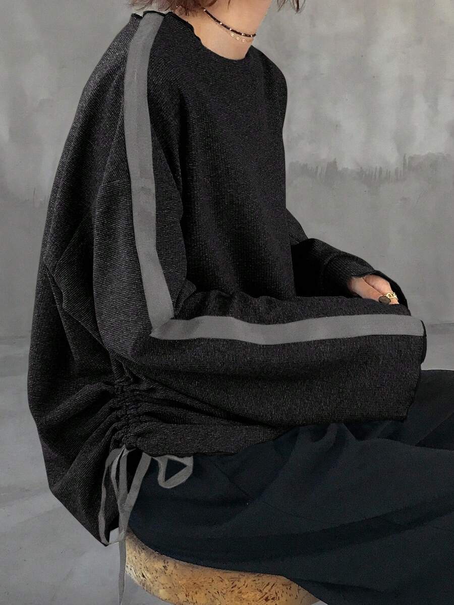 FRIFUL Camiseta de manga larga holgada y versátil para mujer con cuello redondo en gris oscuro, decoración de rayas de contraste, abertura lateral con cordón, puños y bajo con ribete, hombros caídos, para otoño - Negro - Ver 1