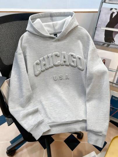 Manfinity Joysei Hellgrauer Chicago 3D Buchstaben Grafik Loose Drop Shoulder Dicker Hoodie für Herren, minimalistischer Stil, geeignet für Schule, Ausflüge, Sport, Gym, Freundschaftsgeschenke, Herbst/Winter