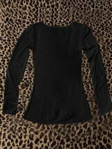 Attitoon 女士V领修身长袖骷髅印花休闲T恤，适合机场等场合穿着。 - 黑色 - 查看 2