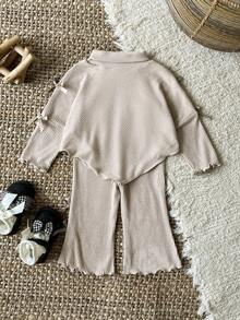 SHEIN 女婴幼儿新生儿 0-3 岁休闲日常百搭时尚外套高领落肩罗纹针织长袖上衣 + 喇叭裤套装，婴儿秋冬装，卡其色 - 米色 - 查看 2