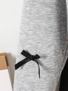 Genkimix Kids 两件套少女学院风翻领卫衣，英文印花，搭配时尚百褶裙，袖口饰有撞色缎带和蝴蝶结，舒适针织面料，充满青春活力，适合上学或休闲穿着。 - 灰色 - 查看 4