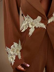 Radiana 大码女式秋冬装，优雅华丽性感 2 件套，奢华金线刺绣 3D 花朵装饰通勤风格西装外套和喇叭裤套装，适合宴会、盛宴、晚宴、舞会 - 鏽棕色 - 查看 6