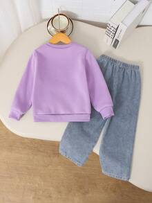 Genkimix Kids 两件套女童春秋冬返校季可爱紫色白3D立体花卉针织卫衣套装。紫色白针织面料，饰有3D立体花卉图案，紫色罗纹袖口、领口和下摆，长袖卫衣搭配紫色白印花蓝色牛仔休闲裤。适合女孩日常穿着，可爱优雅，也适合上学、外出、聚会、度假等场合。 - 紫色 - 查看 2