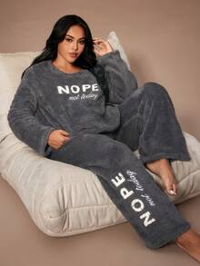 Lazeform 大码女士舒适蓬松睡衣套装，双面抓绒，字母刺绣，休闲圆领女士家居服套装，舒适套装，女士冬季服装 - 深灰色 - 查看 1