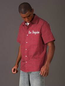STYNVO Chemise décontractée à manches courtes à carreaux pour hommes, avec imprimé graphique de lettres au dos. Chemise boutonnée rouge pour hommes. Chemise boutonnée streetwear à imprimé quadrillé. Chemise boutonnée Los Angeles - Rouge - Voir 5