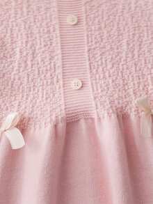 SHEIN 可爱的小女孩针织毛衣裙，4-7 岁，精致的针织纹理搭配甜美的蝴蝶结装饰，适合春/秋、秋/冬、学校、公园郊游、儿童派对，轻松散发公主气息，精致的扭绳和针织图案搭配可爱的蝴蝶结装饰，温柔而俏皮 - 粉色 - 查看 6