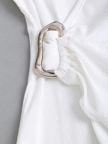 Sweetra Maglietta bianca da donna con scollo a V asimmetrico, vita incintata e pieghe, decorata con anello metallico, adatta per l'autunno - Bianco - Visualizzare 3