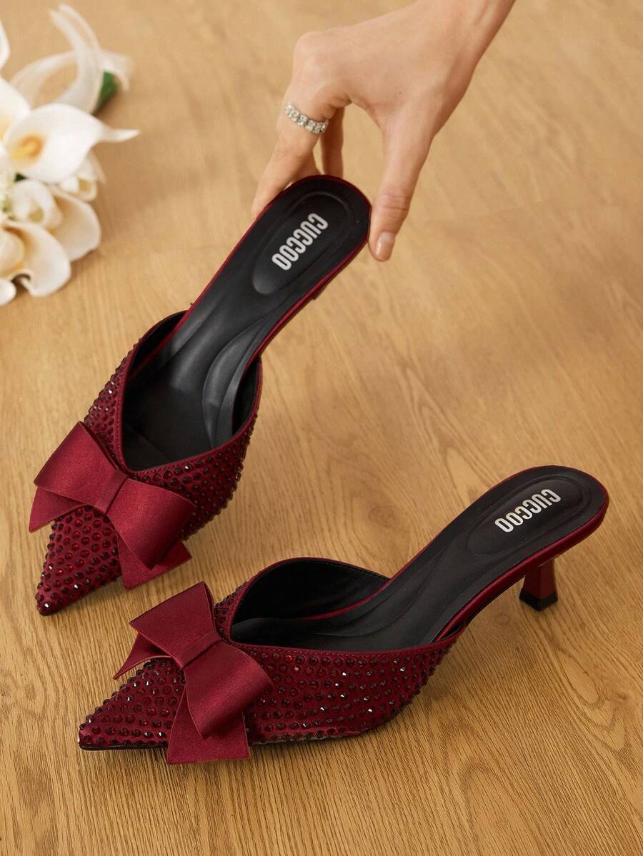 CUCCOO HITCHD 女士秋冬新款闪亮水晶蝴蝶结尖头猫跟优雅奢华浪漫性感酒红色缎面高跟穆勒鞋，适合新娘婚礼宾客派对正式场合 - 酒紅色 - 查看 1