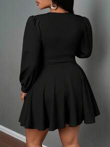 SHEIN CURVE+ Váy cổ chữ V khoét sâu cỡ lớn, phong cách Punk thường ngày, phù hợp cho lễ Halloween, tối màu, váy đen cỡ lớn Váy cổ chữ V cỡ lớn Váy câu lạc bộ cỡ lớn Váy cong/Mùa thu/Đông - màu đen - Xem 2