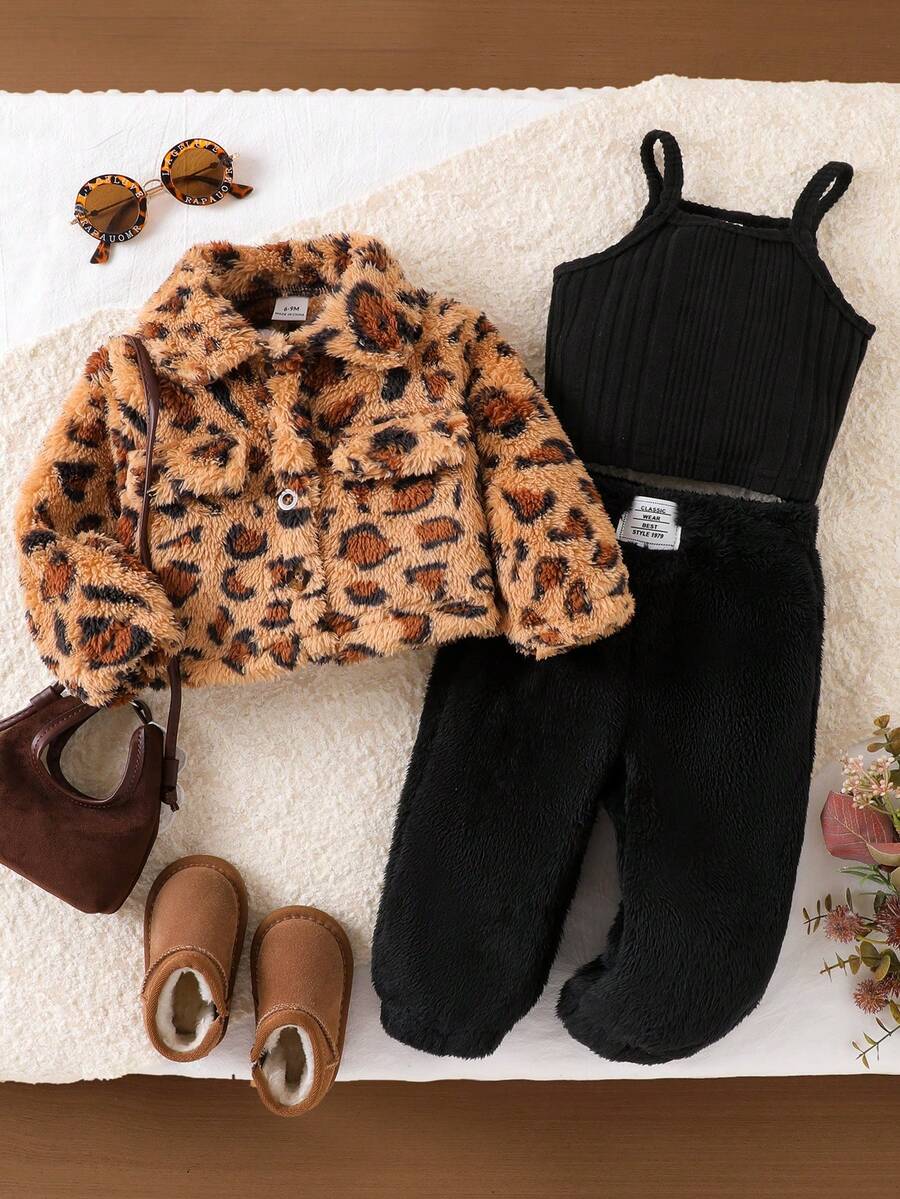 SHEIN 3 件套女婴豹纹领长袖开衫、针织吊带背心和毛茸茸的裤子冬季服装套装 - 彩色 - 查看 1