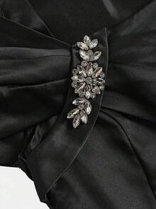 Pitira 少女派对装黑色缎面，精致的金属装饰水钻纽扣，单肩褶皱设计开衩 A 字裙，优雅正式婚纱，花童裙