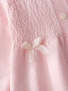 SHEIN 可爱的小女孩针织毛衣裙，4-7 岁，精致的针织纹理搭配甜美的蝴蝶结装饰，适合春/秋、秋/冬、学校、公园郊游、儿童派对，轻松散发公主气息，精致的扭绳和针织图案搭配可爱的蝴蝶结装饰，温柔而俏皮 - 粉色 - 查看 9
