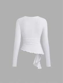 Sweetra Maglietta bianca da donna con scollo a V asimmetrico, vita incintata e pieghe, decorata con anello metallico, adatta per l'autunno - Bianco - Visualizzare 2