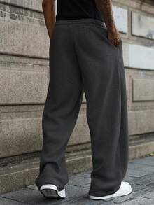 Manfinity Hypemode 男士休闲宽松运动裤，适合日常休闲穿着、周末出游、朋友聚会、旅行等轻松的社交活动。这款裤子是男士衣橱中必备的百搭单品，也是送给男朋友或老公的绝佳礼物。 - 深灰色 - 查看 2