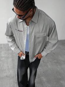 Manfinity EMRG 男士落肩长袖前开襟条纹休闲百搭衬衫，男士复古条纹衬衫，内搭 Luffian 上衣外套，技工纽扣衬衫，灰色男士条纹衬衫 - 灰色 - 查看 6