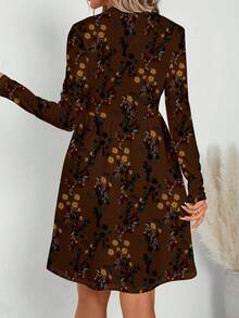 EMERY ROSE Vestido corto casual de estilo vacacional con estampado floral, cuello alto y cintura ceñida, otoño