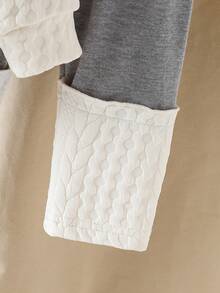 SHEIN 女宝宝秋冬休闲日常通勤可爱多色蝴蝶结装饰麻花针织纽扣夹克和拼布裤套装 - 杏色 - 查看 4