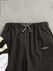 Set de 2 piezas Sudadera blanca de moda combinada con pantalones verde oliva, conjunto elegante para niño preadolescente. La sudadera presenta un estampado verde, tela suave, cómoda y adecuada para usar en primavera/otoño, apropiada para la escuela, salidas y otras ocasiones.