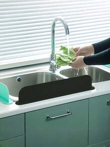 1 pezzo Paraspruzzi classico in silicone con ventosa, barriera impermeabile per lavandini da cucina e da laboratorio, vasche per lavare i piatti, disponibile in più colori, facile da installare, previene le fuoriuscite d'acqua e protegge i piani di lavoro, ideale per uso domestico e professionale, protezione del piano di lavoro | Design classico | Silicone flessibile