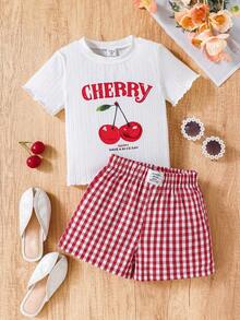 SHEIN Conjunto de 2 piezas de niña joven para vacaciones: Camiseta de punto de manga corta con cuello redondo y estampado de cerezas refrescante y dulce + Pantalones cortos holgados a cuadros rojos, para vacaciones, verano, viajes - Blanco - Ver 3