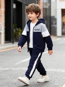 Genkimix Kids 男童连帽拼接夹克和裤子两件套，适合秋冬上学穿着。主色调为海军蓝和浅灰色，并采用层叠设计。连帽款式增添休闲气息，正面拉链方便穿脱。左胸处的白色标志更添时尚元素。这是一款实用时尚的儿童基础款两件套运动服。 - 寶藍色 - 查看 3