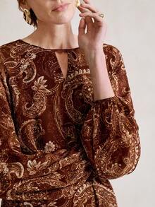 SHEIN Stylify 25+ Váy maxi voan xếp ly họa tiết hoa paisley cổ chữ V, eo xếp ly dành cho nữ, trang phục công sở thu/đông dành cho nữ - màu nâu - Xem 5