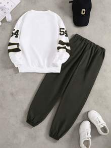 Set de 2 piezas Sudadera blanca de moda combinada con pantalones verde oliva, conjunto elegante para niño preadolescente. La sudadera presenta un estampado verde, tela suave, cómoda y adecuada para usar en primavera/otoño, apropiada para la escuela, salidas y otras ocasiones.