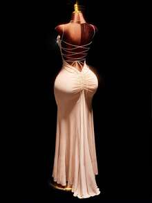 Amplova Đầm Maxi hở lưng đính đá Ombre cho nữ, đuôi dài, thích hợp cho tiệc tùng và sự kiện trang trọng. Cổ vuông, dây mảnh, thiết kế buộc sau lưng. Eo xếp ly, chân váy xòe ôm sát, đuôi dài nhỏ, thanh lịch và tinh tế, Thu/Đông - Rượu sâm banh - Xem 9