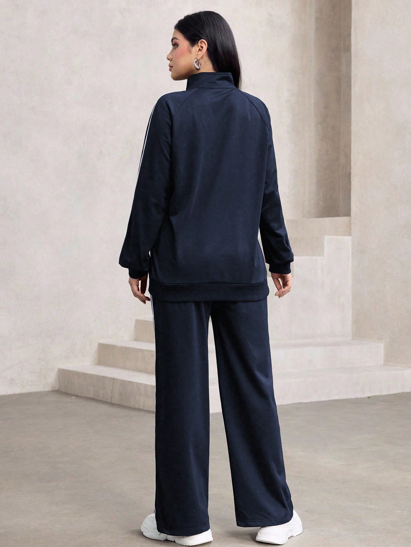 مجموعة من قطعتين للنساء تتكون من كارديجان أنيق بأك...